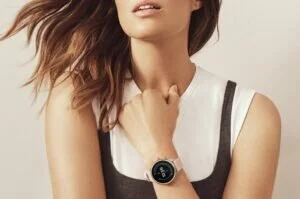 girl with best smartwatch under 5000