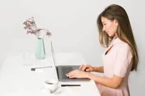 Girl cleaning laptop with the best laptop cleaning kit